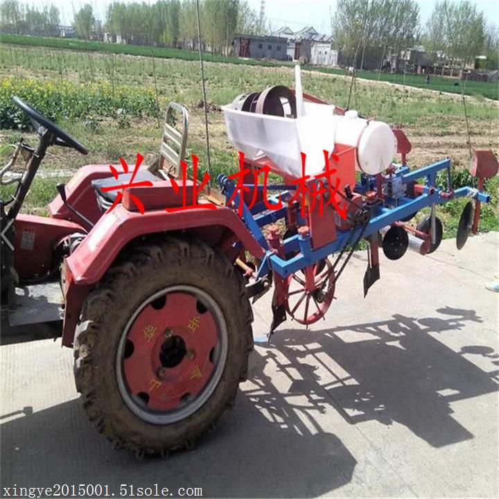 四輪拖拉機(jī)帶動(dòng)覆膜機(jī) 四輪花生播種覆膜機(jī)  噴藥覆膜機(jī)